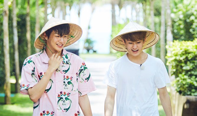 Kang Daniel (Wanna One) & Mark (NCT) thích thú tự tay trang trí nón lá Việt Nam - Ảnh 2.