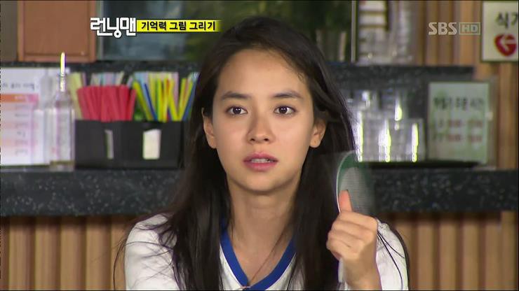 Song Ji Hyo bị đau đầu gối trong gần 1 thập kỷ chạy cùng Running Man - Ảnh 1. Song Ji Hyo bị đau đầu gối trong gần 1 thập kỷ chạy cùng Running Man - Ảnh 1.