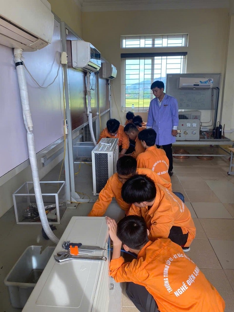 Top 5 Trường Dạy Nghề Kỹ Thuật Máy Lạnh & Điều Hòa Không Khí Tốt Nhất Nghệ An 3 hoc vien thuc hanh tai bac nghe an